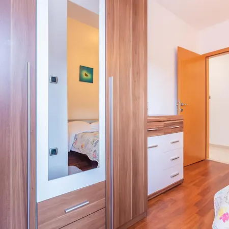 Apartment Ruzmarinka *