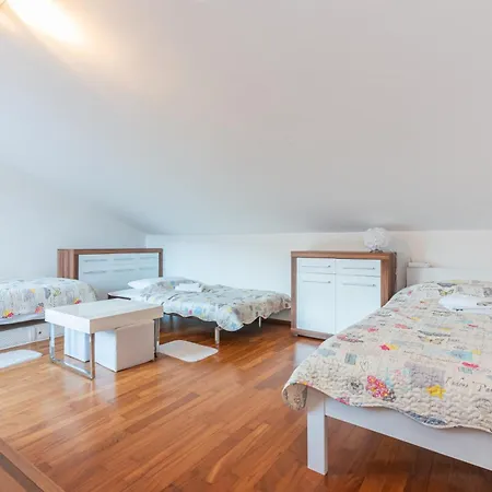 Ruzmarinka Apartment *