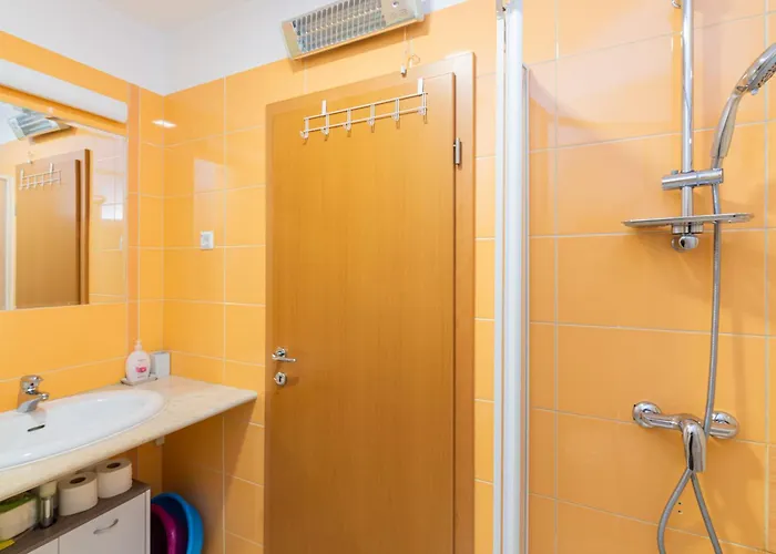 Apartman Ruzmarinka With Spacy Terrace